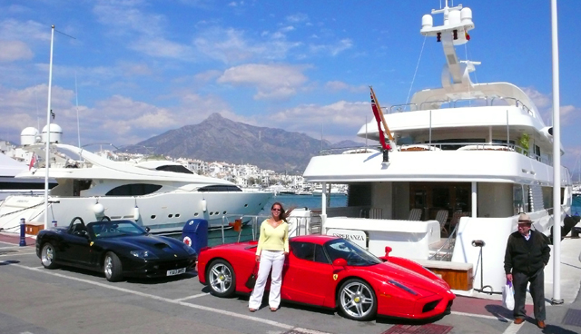 Yachten en Ferrari�s in Puerto Banus, Marbella