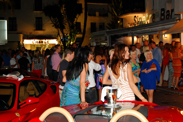 champagne op ferrari bij sinatra bar in Puerto Banus Marbella