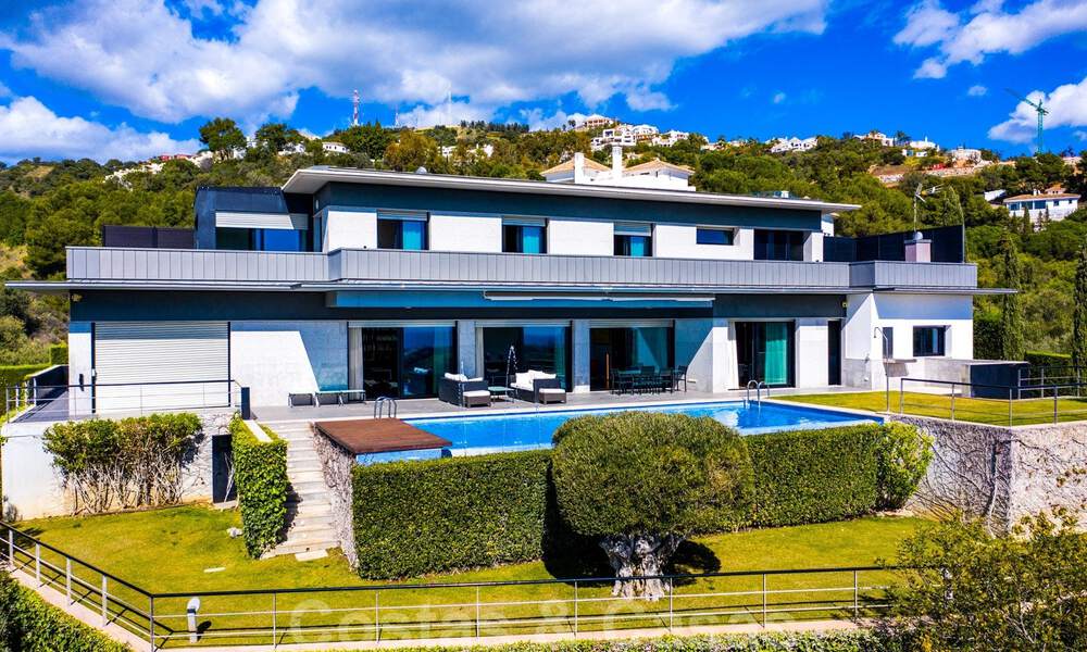 Move in ready! Modern villa for sale with stunning open sea views just east of Marbella centre 32702
