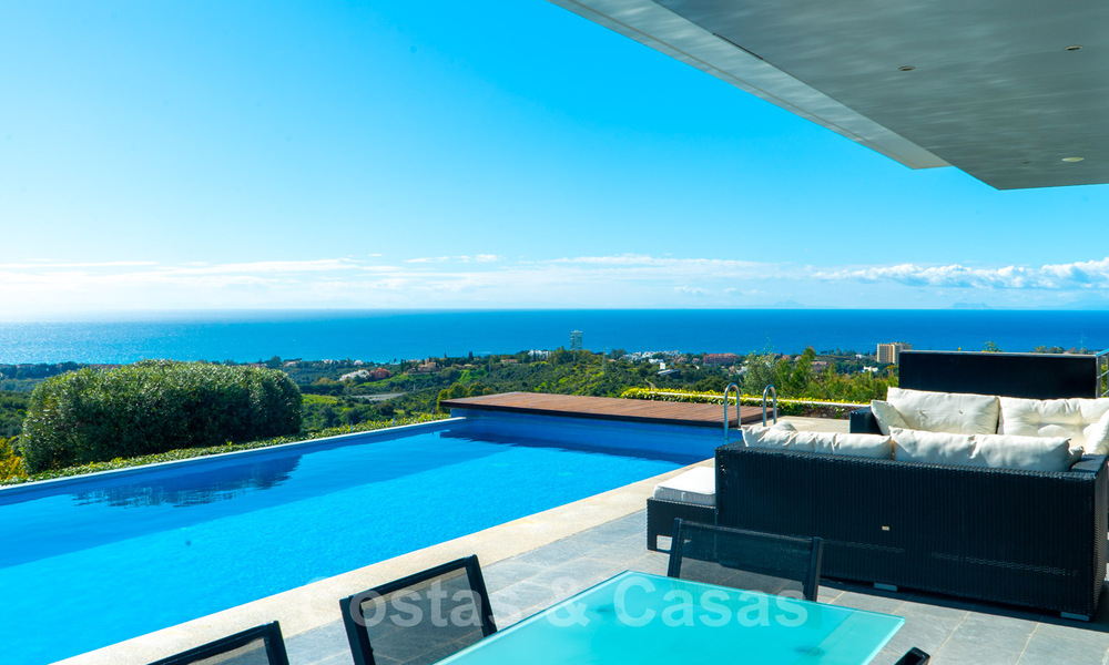 Move in ready! Modern villa for sale with stunning open sea views just east of Marbella centre 32717