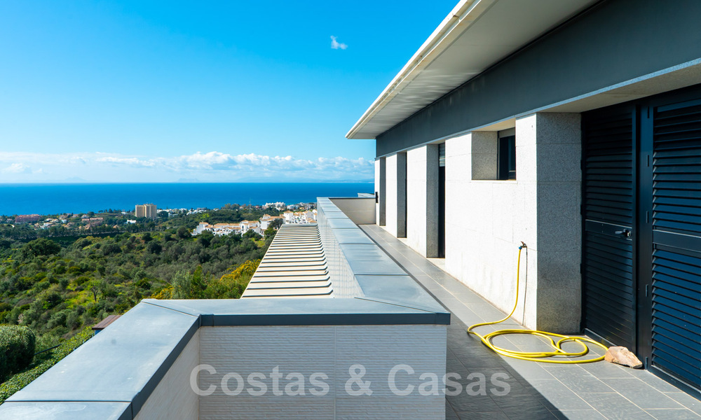 Move in ready! Modern villa for sale with stunning open sea views just east of Marbella centre 32725