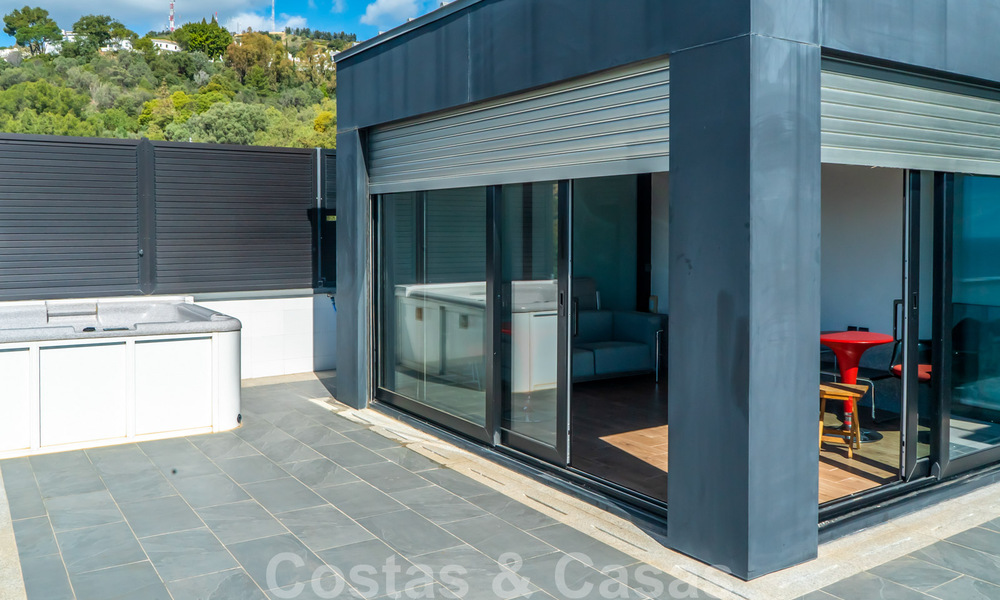 Move in ready! Modern villa for sale with stunning open sea views just east of Marbella centre 32731