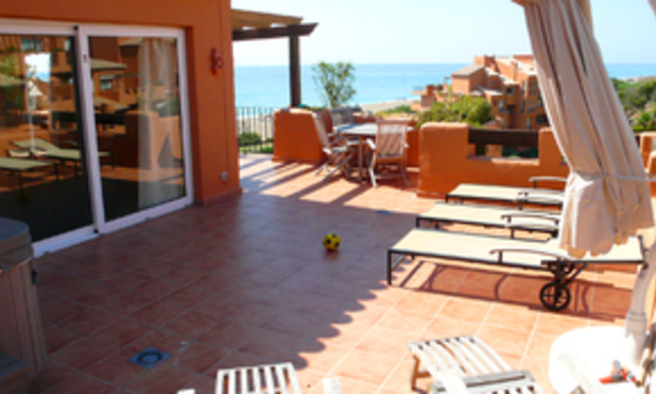 Beachfront penthouse apartment for sale in La Duquesa, Costa del Sol, Spain 6