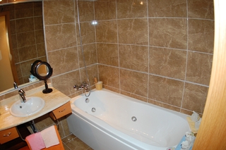 /db/huizen/1256222062bath.JPG.thumb.JPG
