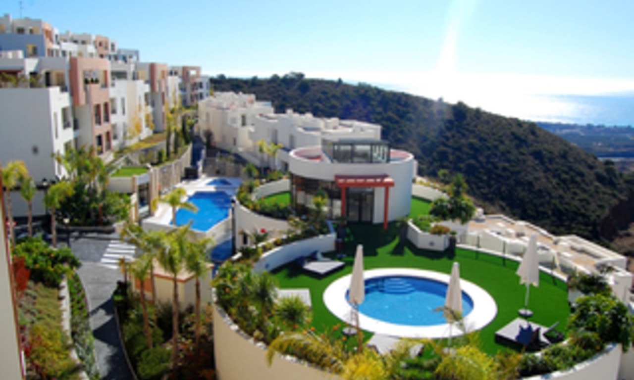 New luxury modern penthouse apartments to buy in Marbella, Costa del Sol 3