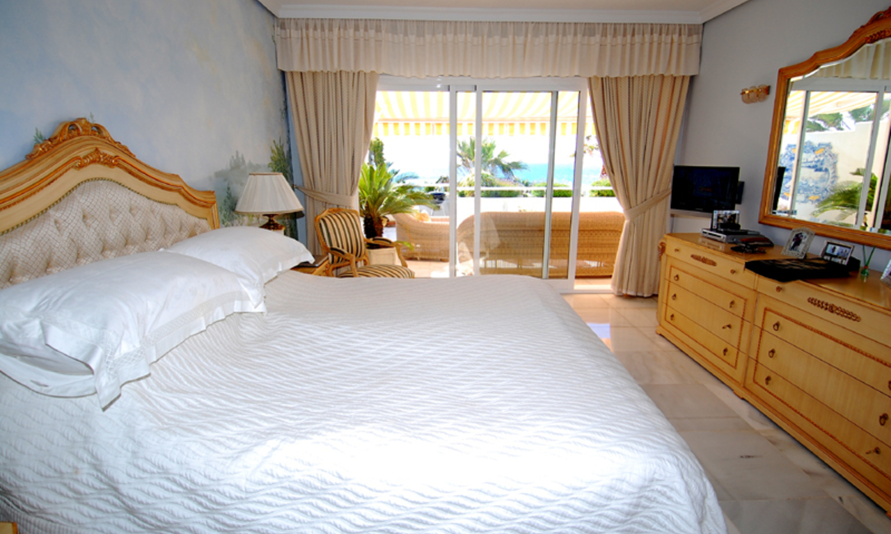 Spacious frontline beach penthouse for sale, New Golden Mile, between Marbella and Estepona. 16
