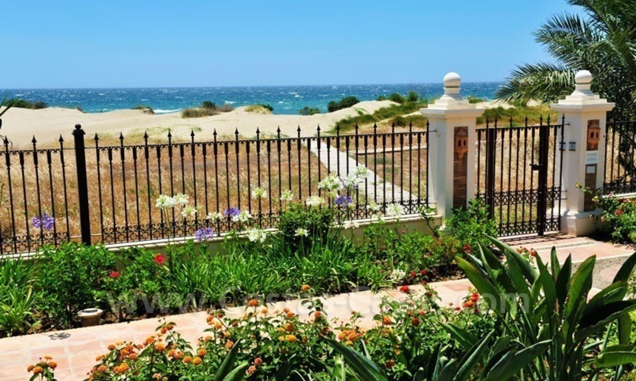 Los Monteros Playa – Marbella: exclusive frontline beach penthouse apartment for sale 26