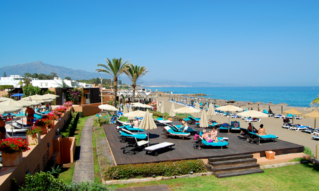 Frontline beach and front line golf villa for sale in Marbella 9
