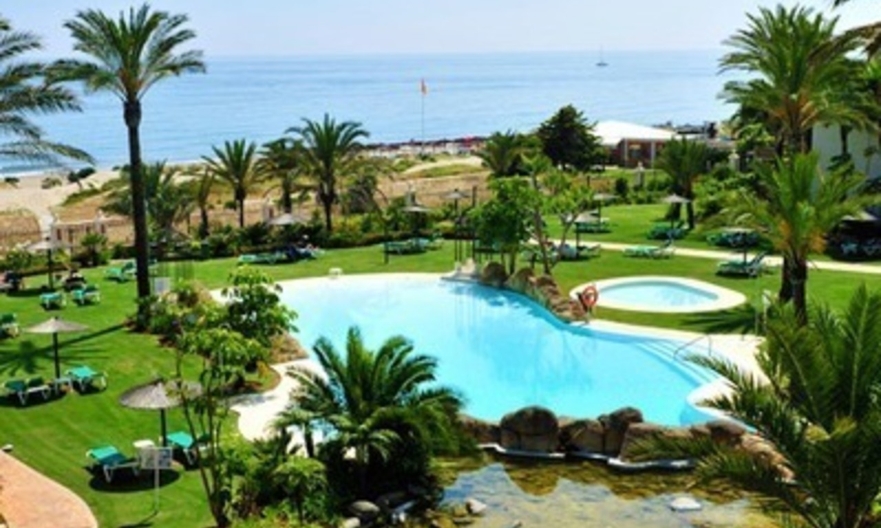 Los Monteros Playa – Marbella: exclusive frontline beach penthouse apartment for sale 2
