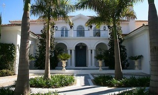 Beachfront luxury villa to buy in Marbella West 2