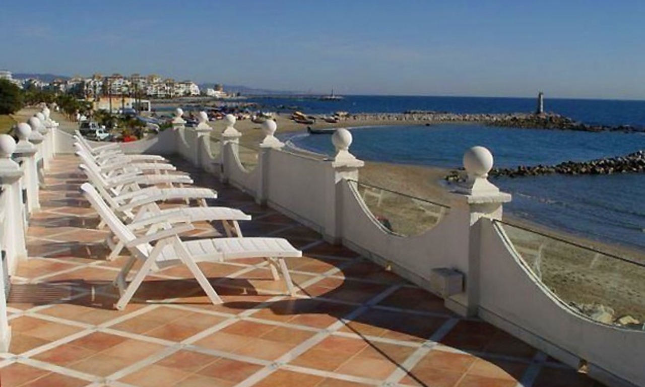 Prestige beachfront villa for sale, Puerto Banus - Marbella 16