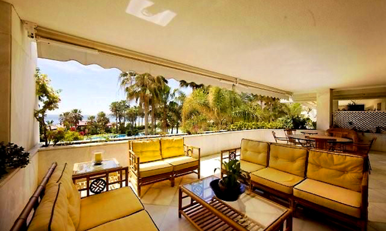Beachfront apartment for sale, first line beach Puerto Banus - Marbella 1