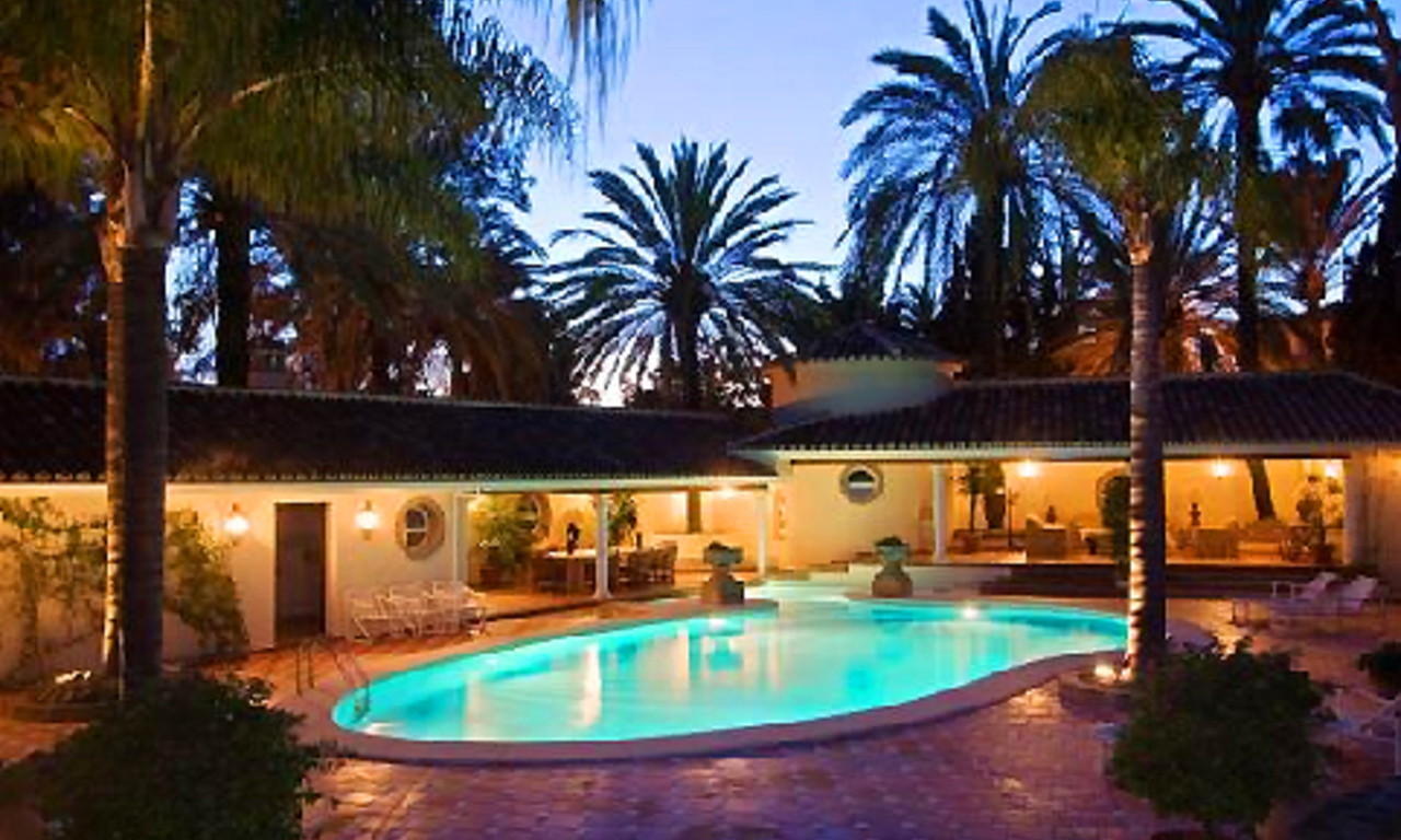 Beachfront villa property for sale in Los Monteros Playa, Marbella 21