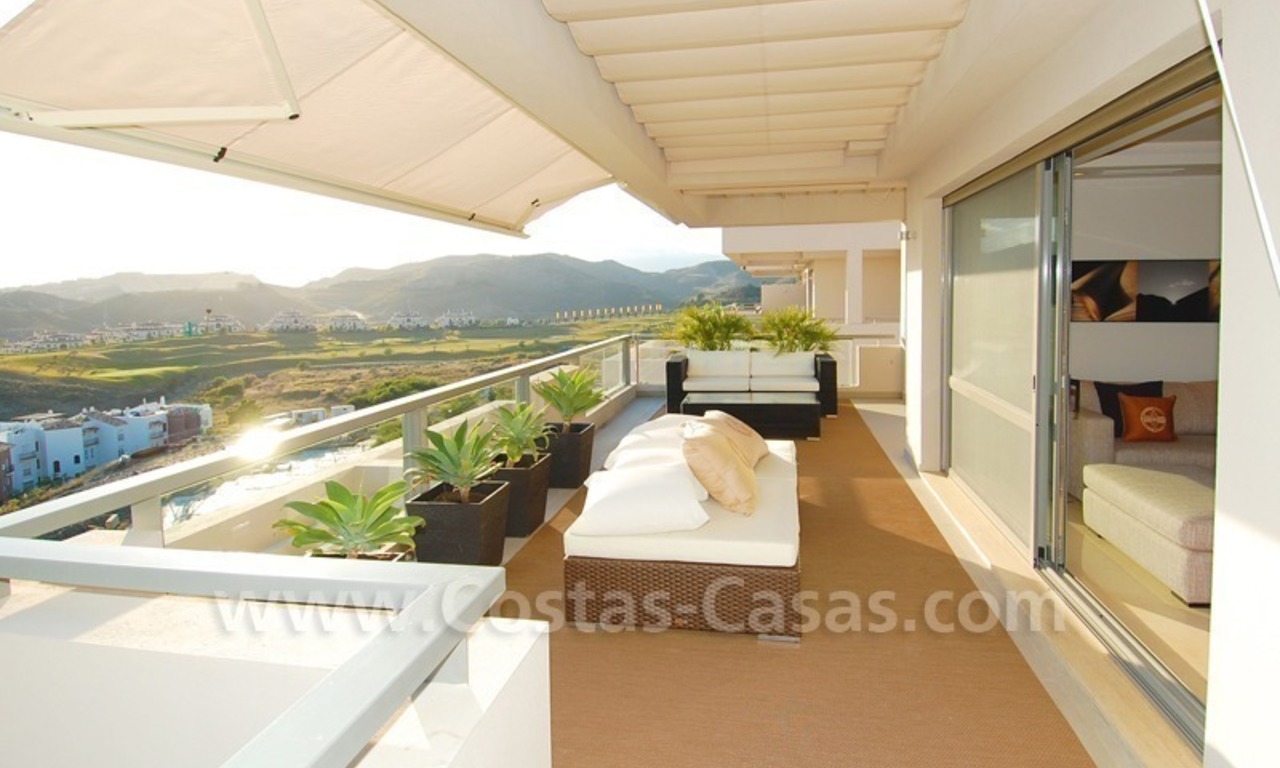 Modern luxury golf apartments with sea views for sale in the area of Marbella - Benahavis 10