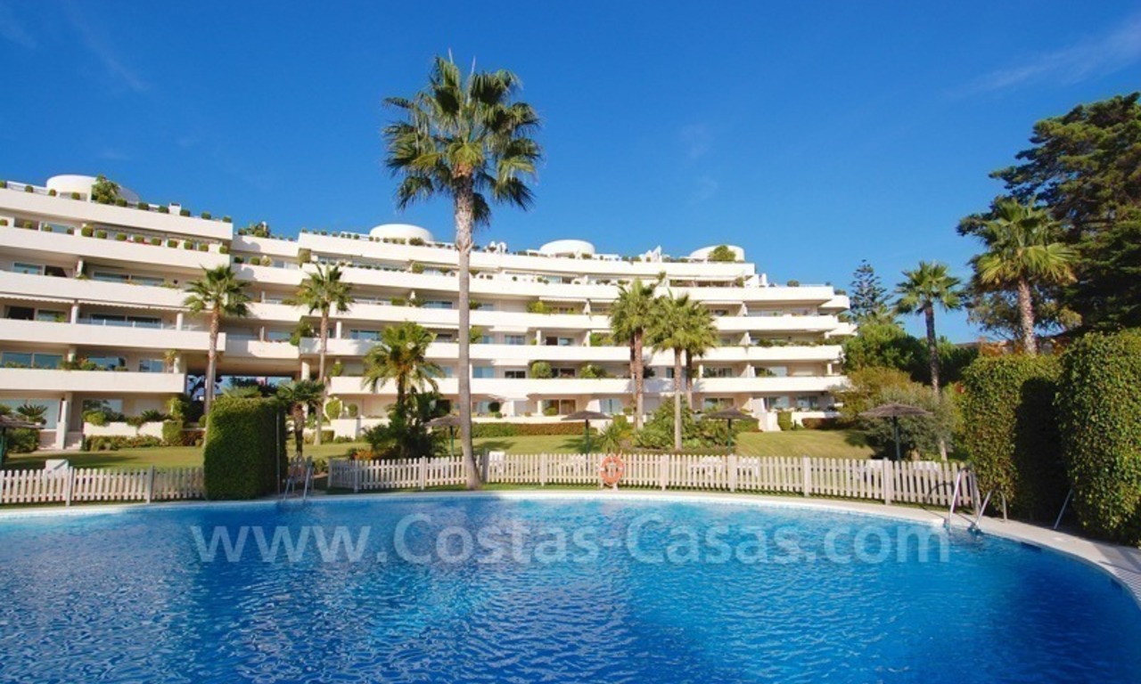 Seafront apartment for sale in a beachfront complex, New Golden Mile, Marbella - Estepona 7