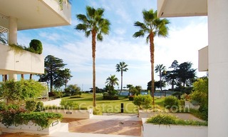 Seafront apartment for sale in a beachfront complex, New Golden Mile, Marbella - Estepona 3