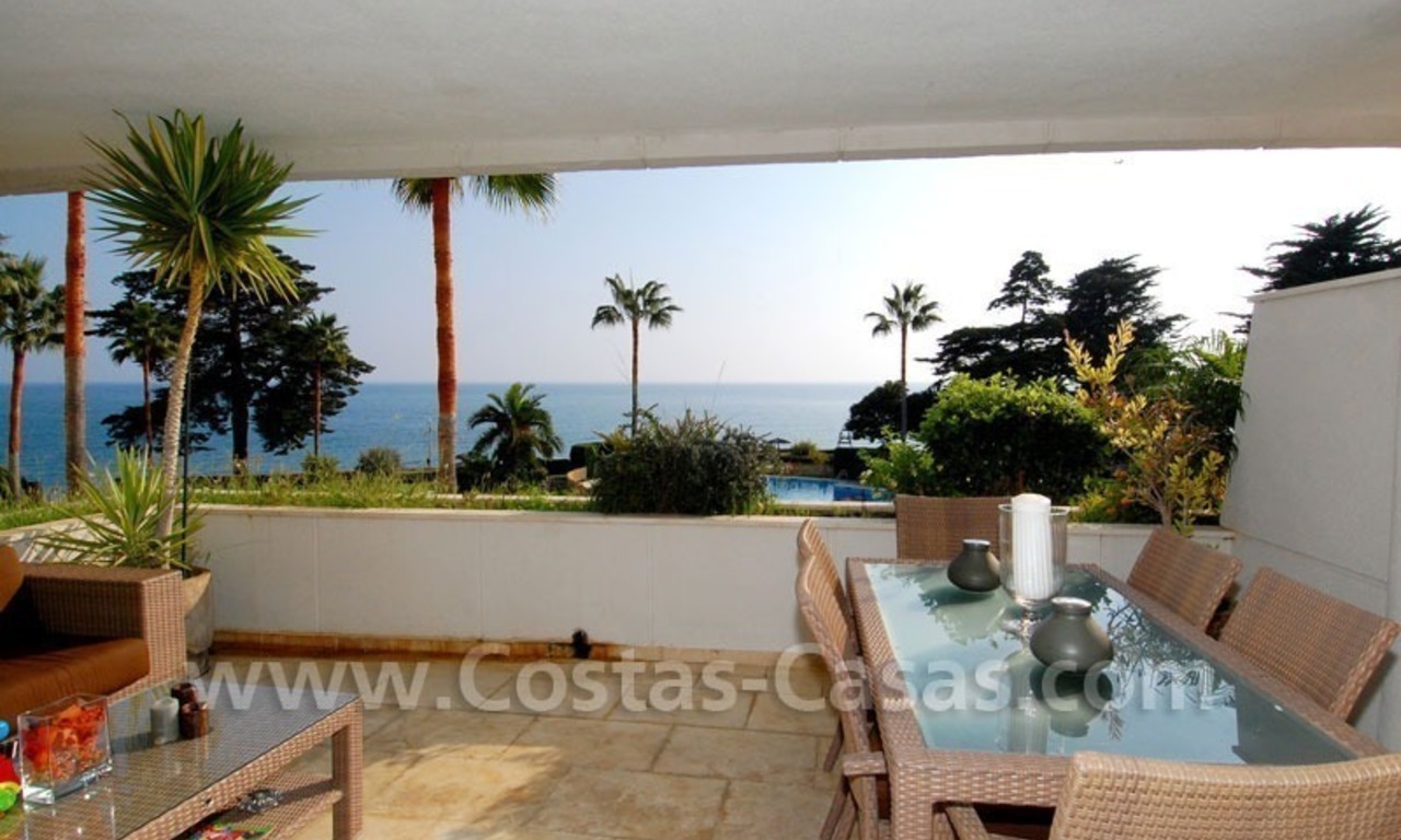 Seafront apartment for sale in a beachfront complex, New Golden Mile, Marbella - Estepona 11