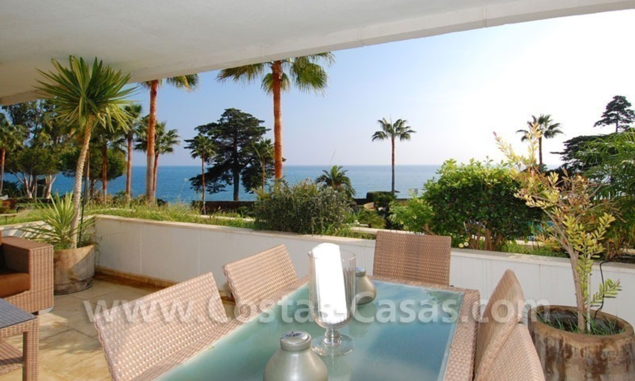 Seafront apartment for sale in a beachfront complex, New Golden Mile, Marbella - Estepona 12