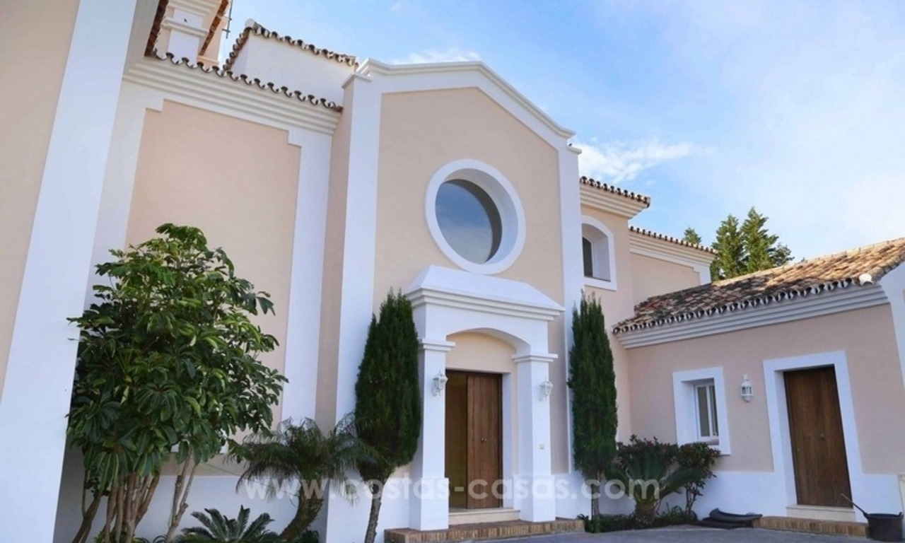 Luxury villa for sale between Marbella and Estepona, with panoramic sea views 9