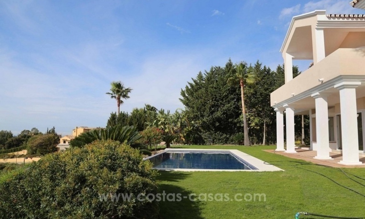 Luxury villa for sale between Marbella and Estepona, with panoramic sea views 10