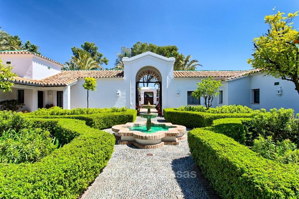 Spectacular beachside luxury villa in Cortijo style for sale in Marbella West 11144