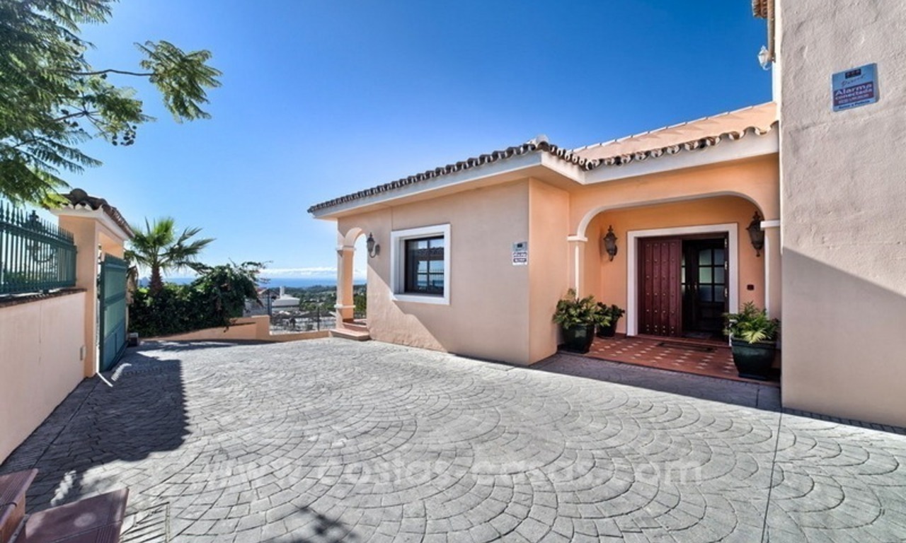 Spacious, quality villa for sale with sea views in Benahavis - Marbella 4