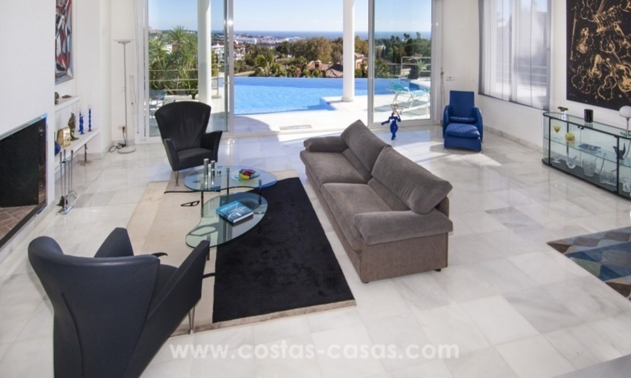 Contemporary golf villa for sale with splendid sea view in an up-market area of Nueva Andalucia - Marbella 12