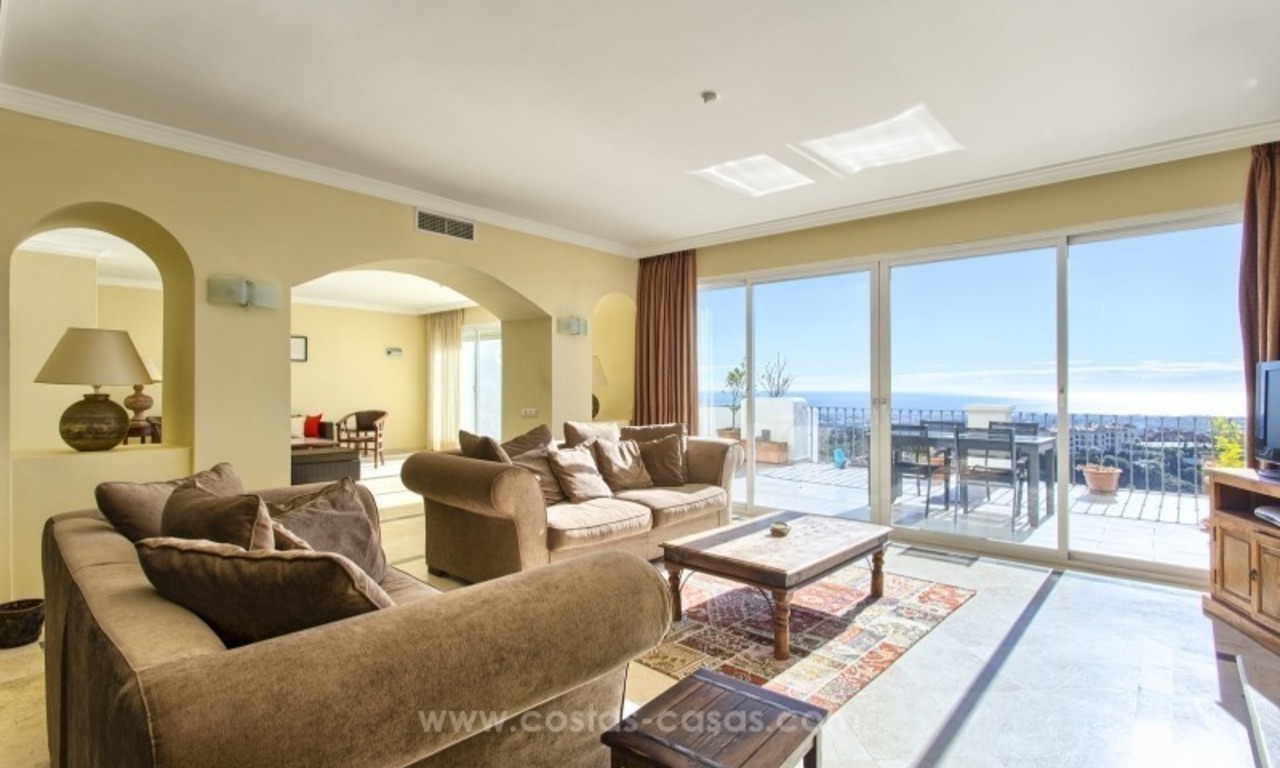 Spacious 4 bedroom penthouse apartment for sale in Benahavis - Marbella 9