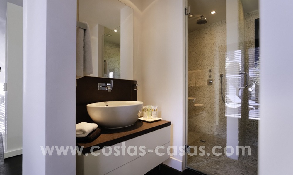 Renovated villa for sale in a Contemporary style, near the beach in Los Monteros, Marbella 2656