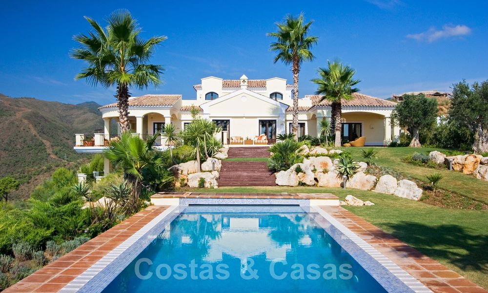 Exclusive villa for sale, with sea views, in a gated resort in Marbella - Benahavis 22351
