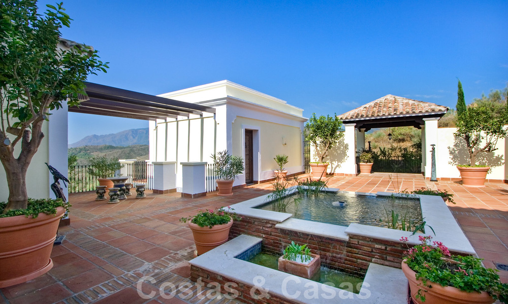 Exclusive villa for sale, with sea views, in a gated resort in Marbella - Benahavis 22352