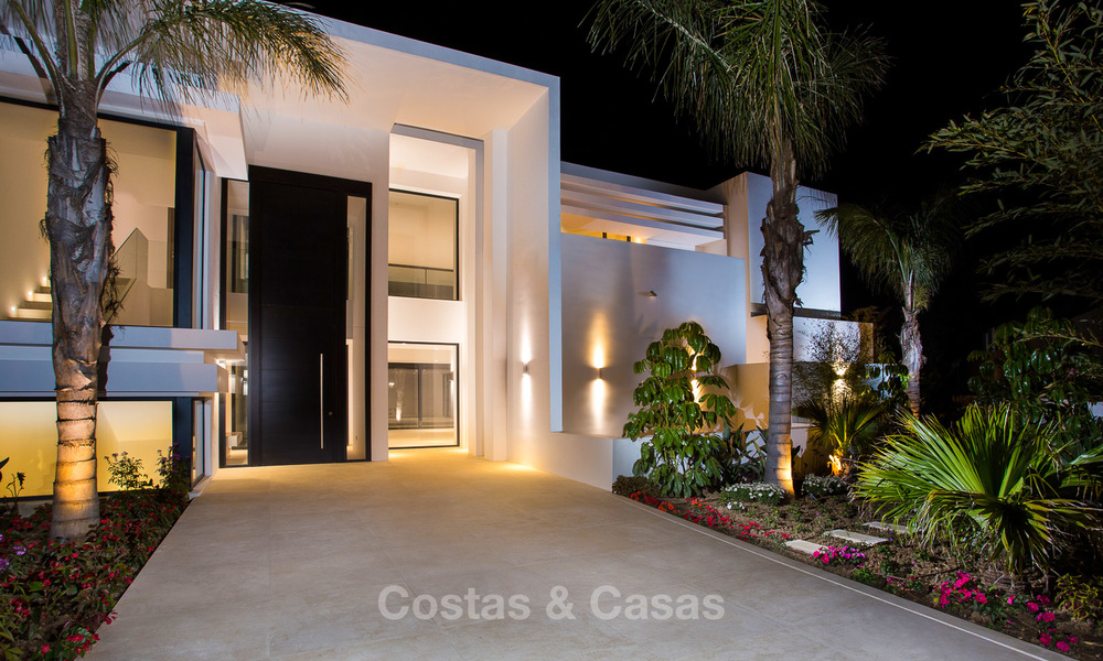 Spacious modern luxury villa for sale near the beach and golf course in Marbella - Estepona 4279