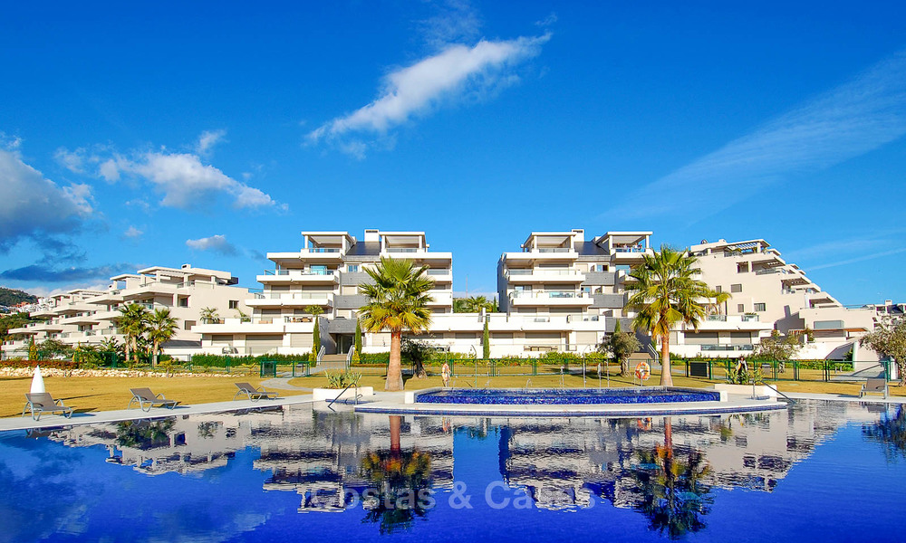 Very spacious, bright and modern luxury apartment for sale with 4 bedrooms and open golf and sea views in Marbella - Benahavis 7498