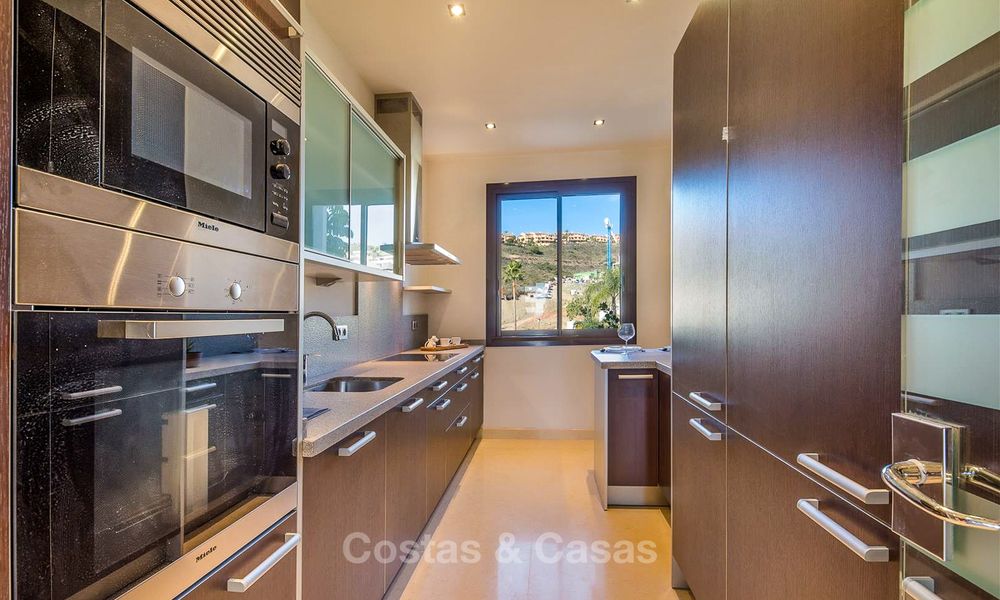 Beautiful, spacious luxury apartment with sea views for sale in a sought-after residential complex, ready to move in - Benahavis, Marbella 8275