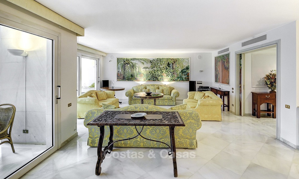 Luxury second line beach apartment in an exclusive complex for sale, centre of Marbella 11857
