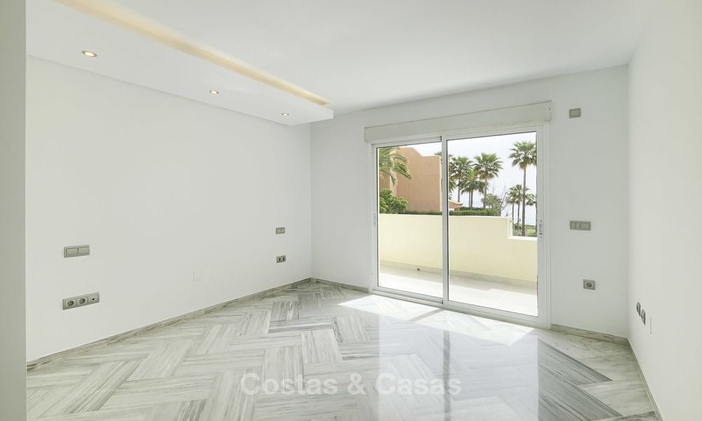 Fully renovated townhouse in beachfront complex for sale, with sea views and direct access to the beach, between Estepona and Marbella 12165