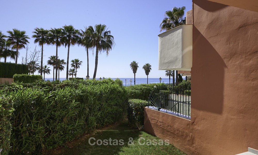 Fully renovated townhouse in beachfront complex for sale, with sea views and direct access to the beach, between Estepona and Marbella 12170