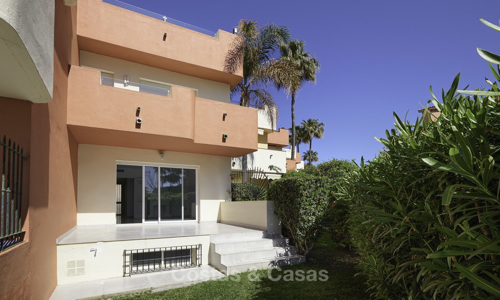Fully renovated townhouse in beachfront complex for sale, with sea views and direct access to the beach, between Estepona and Marbella 12171