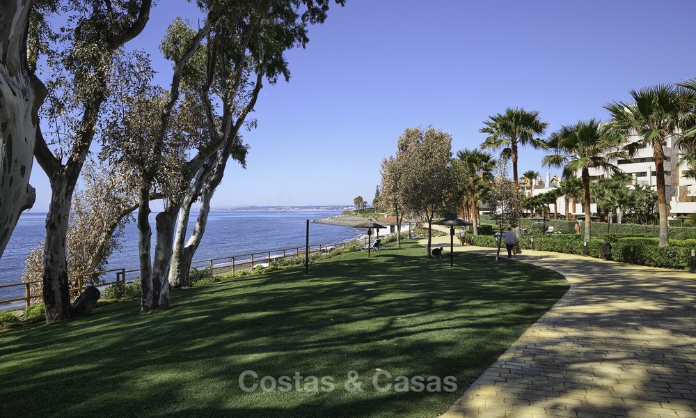 Fully renovated townhouse in beachfront complex for sale, with sea views and direct access to the beach, between Estepona and Marbella 12180