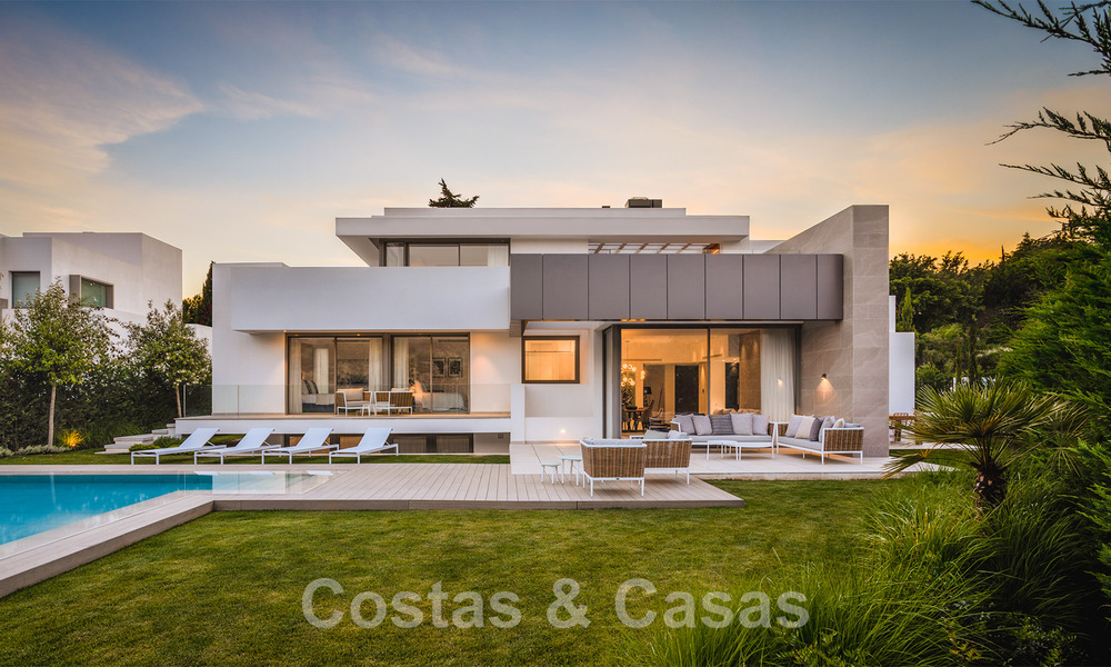 New modern detached luxury villas for sale on the New Golden Mile, between Marbella and Estepona. Ready to move in. 43077