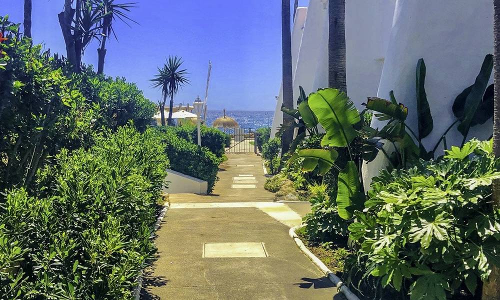 Marvellous frontline beach townhouse with beautiful sea views for sale on the prestigious Golden Mile, Marbella 13703