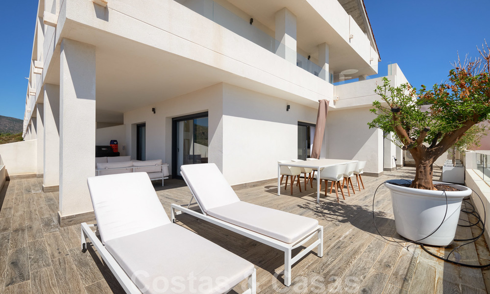 Bright and spacious middle floor apartment with an enormous terrace for sale on the New Golden Mile, Marbella - Estepona 22128