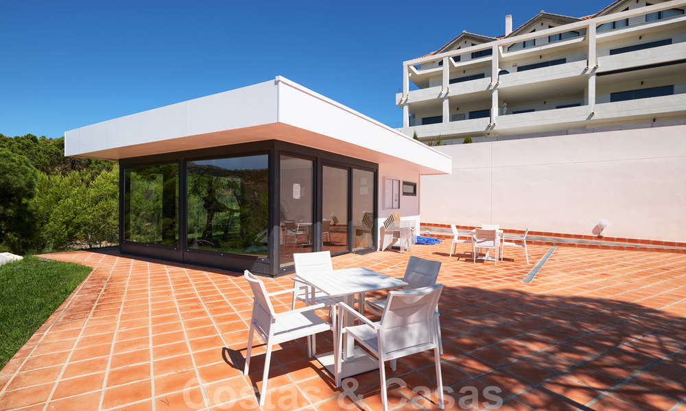 Bright and spacious middle floor apartment with an enormous terrace for sale on the New Golden Mile, Marbella - Estepona 22137