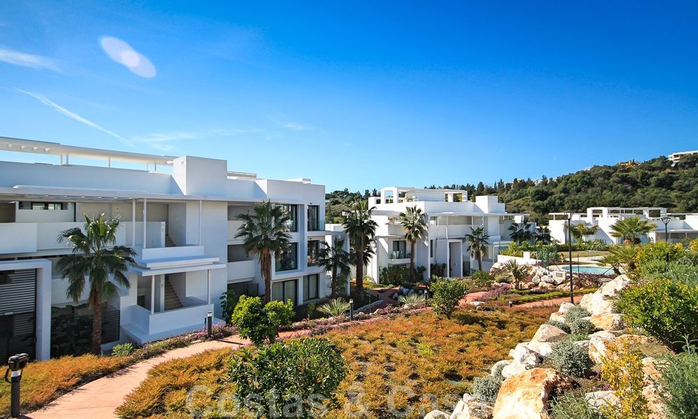 Modern apartment for sale overlooking the golf course in Benahavis - Marbella 24897