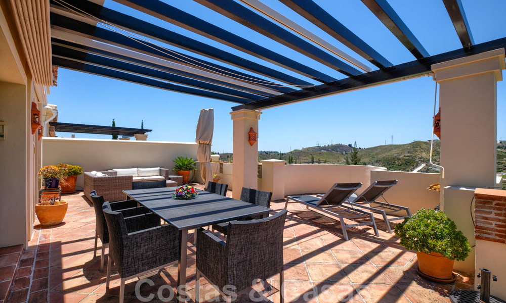 Spacious luxury apartments with a large terrace and panoramic views in a stylish complex surrounded by a golf course in Marbella - Benahavis 25169
