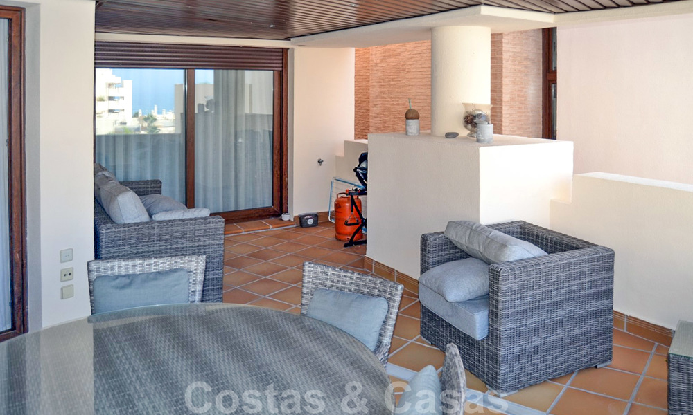 Modern apartment for sale in a first line beach complex with sea view, between Marbella and Estepona 25738