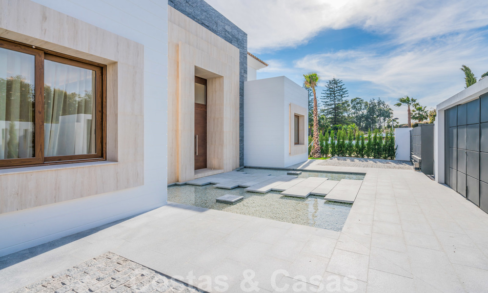Move in ready, modern beachside villa for sale in the prestigious Guadalmina Baja in Marbella 26088