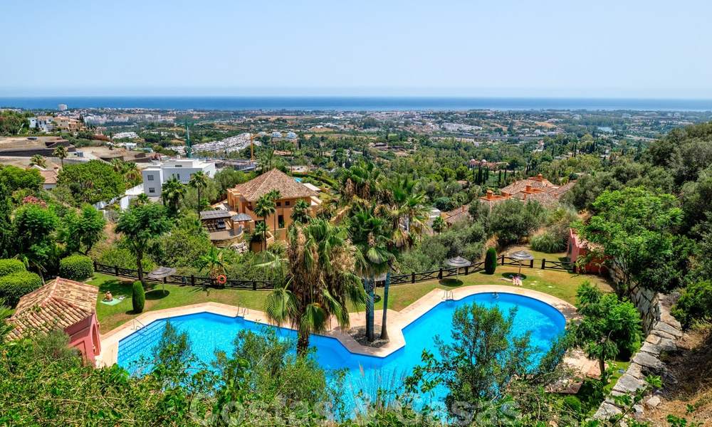 Spacious apartment with a large terrace and private garden with panoramic views of the coast and the sea in Benahavis - Marbella 27126