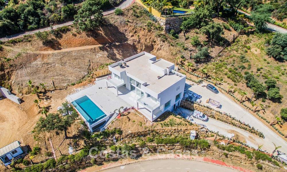 Modern new build villa with panoramic mountain- and sea views for sale in the hills of Marbella East. Almost ready. 57673