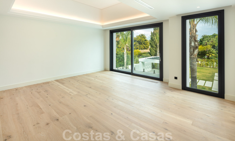 Spacious new modern beachside luxury villa for sale near the golf course in Marbella - Estepona 30168